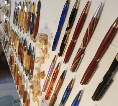 Handgedrechselte Kugelschreiber. Kreative Ausstellungsstücke auf dem Kulturmarkt in der Fruchthalle.