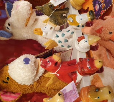 Stofftiere und Magnete. Kreative Ausstellungsstücke auf dem Kulturmarkt in der Fruchthalle.