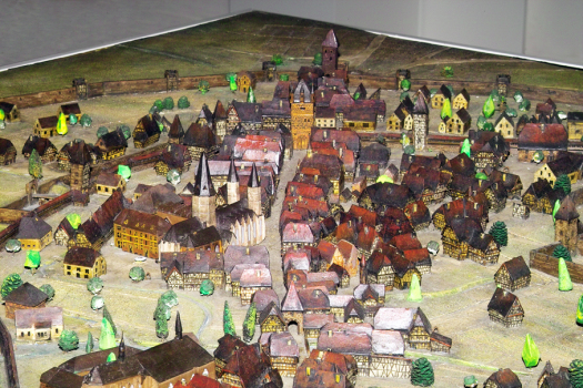 Ein Stadtmodell mit kleinen Fachwerkhäusern und mehrere Stadtmauern, die den Stadtkern und den äußeren Bereich nach außen hin schützen. © Theodor-Zink-Museum