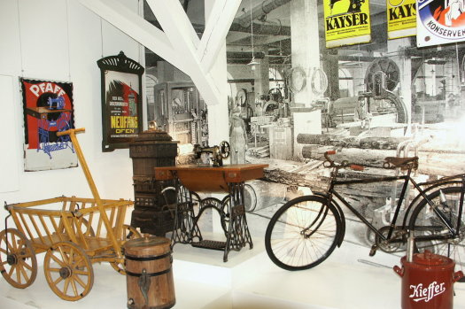 Ausgestellt werden eine Pfaff-Nähmaschine, ein Neufang-Ofen, ein Fahrrad, ein Bollerwagen, ein Topf von Kieffer. © Theodor-Zink-Museum
