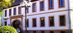 Die Außenfassade des Theodor-Zink-Museums im Sonnenschein. 