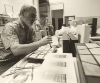 Der Künstler bei der Arbeit in seinem Atelier.