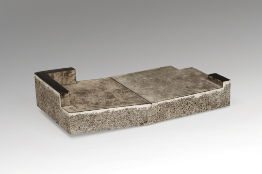 © Enric Mestre Eine abstrakte flache Keramikskulptur © Enric Mestre