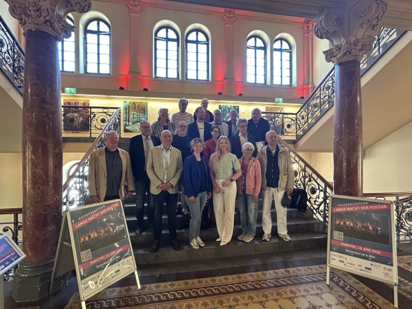 Max Punstein und Manfred Schulz im Kreise der Vertragspartner der Langen Nacht der Kultur 2026