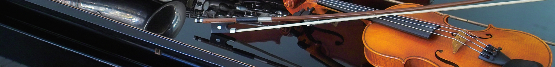 Verschiedene Instrumente auf einem Steinway & Sons - Flügel. Eine Violine, eine Viola und ein Saxophon sind aufgestellt.