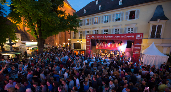 Die Bühne auf dem St. Martinsplatz auf dem Altstadtfest