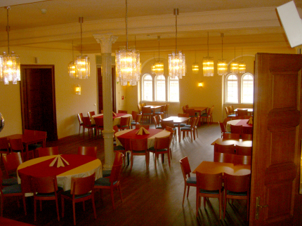Der grüne Saal mit Bestuhlung und Tischen bietet eine angenehme, einladende und festliche Atmosphäre. © Stadt Kaiserslautern