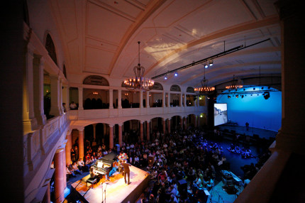 Eine Pianistin und ein Geiger spielen zusammen im großen Saal. Anlässlich der Langen nacht der Kultur wurden zwei Bühnen aufgebaut. © Stadt Kaiserslautern