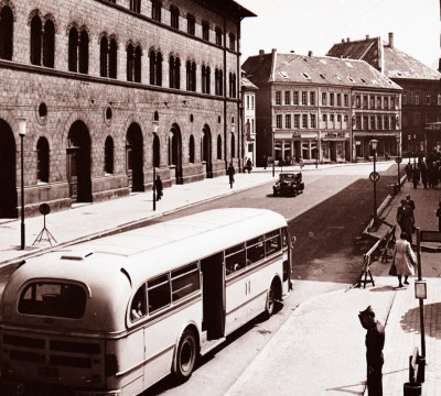 Rechts die Omnibus Haltestelle, links die Fruchthalle. Aufnahme aus dem Jahr 1954.