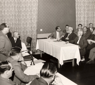 Eine schwarz-weiß Fotografie aus einer Stadtratssitzung.