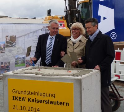 OB Dr. Klaus Weichel mit die künftige Einrichtungshauschefin Susanne Kern und Johannes Ferber, Expansionschef IKEA Deutschland bei der Grundsteinlegung