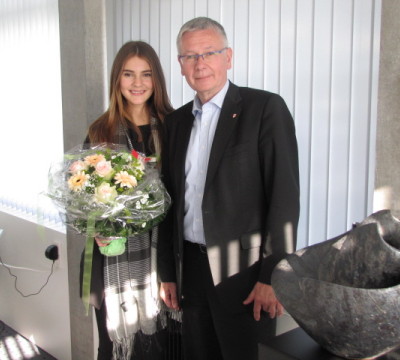 Oberbürgermeister Weichel mit der Gewinnerin von Germany's next Topmodel