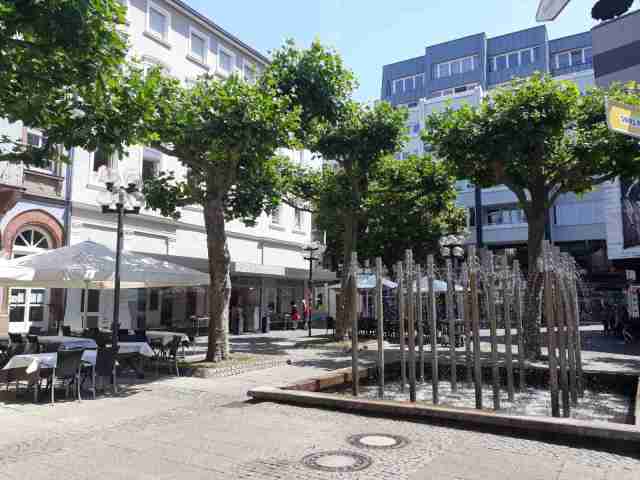 © Citymanagement Blick auf den Schillerplatz mit Außensitzen der Restaurants und Brunnenanlage - © Citymanagement