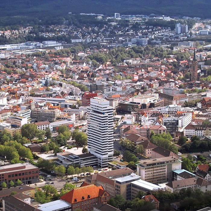 Luftbild von der Stadt Kaiserslautern mit Rathaus,Rathaus Nord,Kreisverwaltung, Pfalztheater im Vordergrund; im Hintergrund das Gelände der Technischen Universität