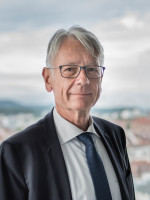 Porträt von Oberbürgermeister Dr. Klaus Weichel vor Stadtkulisse im Hintergrund