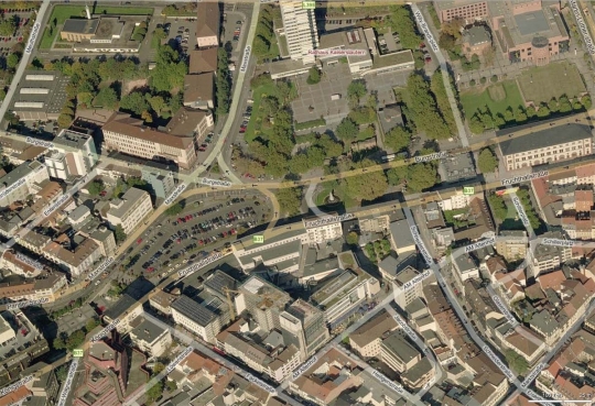 Luftaufnahme der Innenstadt mit dem ehemaligen Parkplatzgelände, welches nun der Platz für die Mall ist. © Stadt Kaiserslautern 