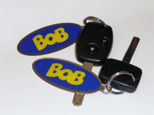 zwei Fahrzeugschlüssel mit dem BOB-Schlüsselanhänger: gelber Schriftzug 'BOB' auf blauem Grund © Stadt Kaiserslautern 