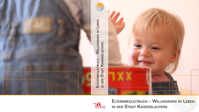 spielendes, fröhliches Kleinkind - Ordnerbild des Elternbegleitbuchs © Stadt Kaiserslautern