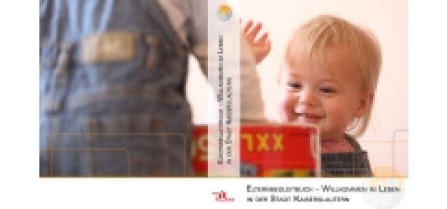 spielendes, fröhliches Kleinkind - Ordnerbild des Elternbegleitbuchs