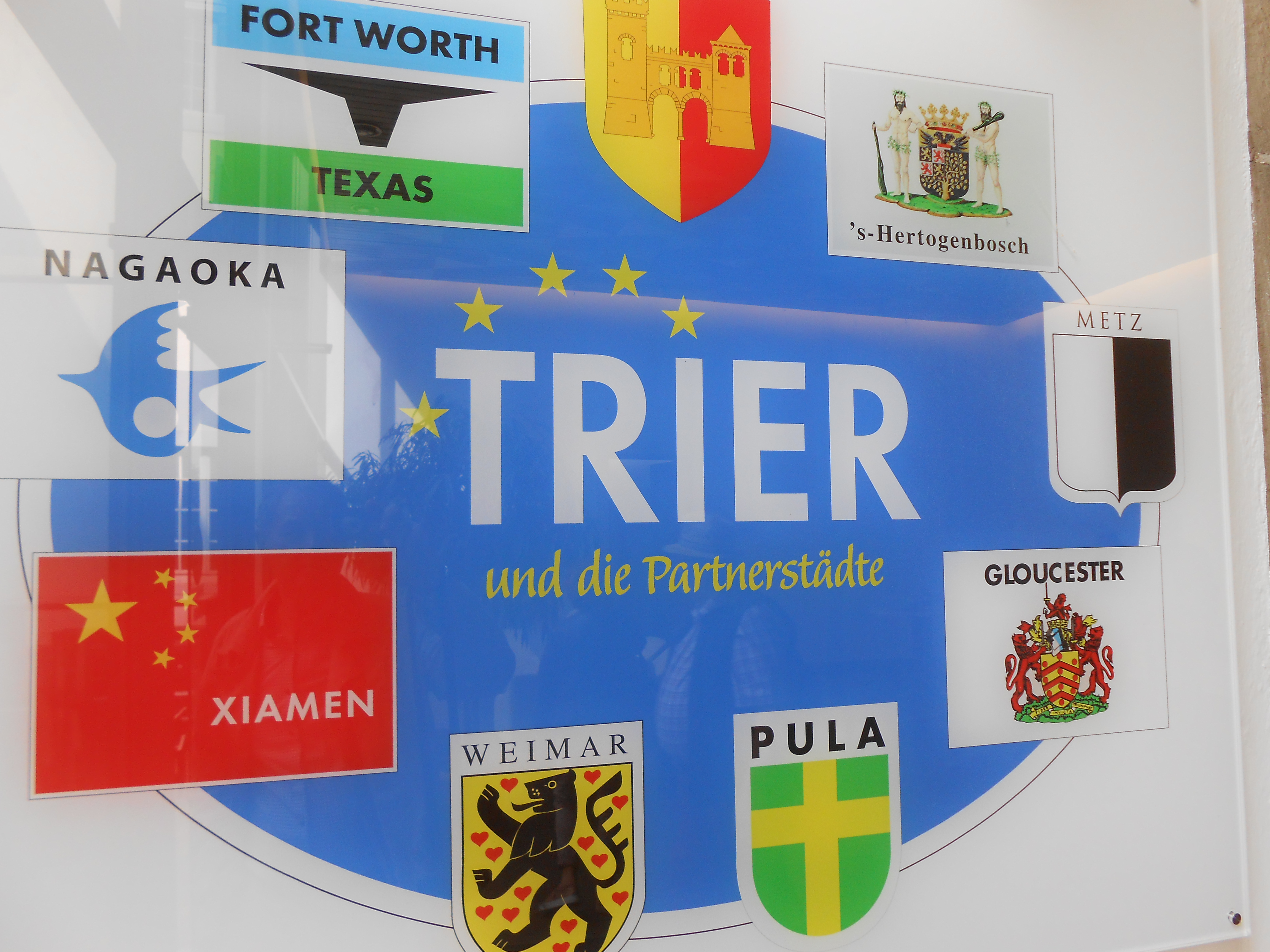 Wandschaubild mit den Logos der Trierer Partnerstädte