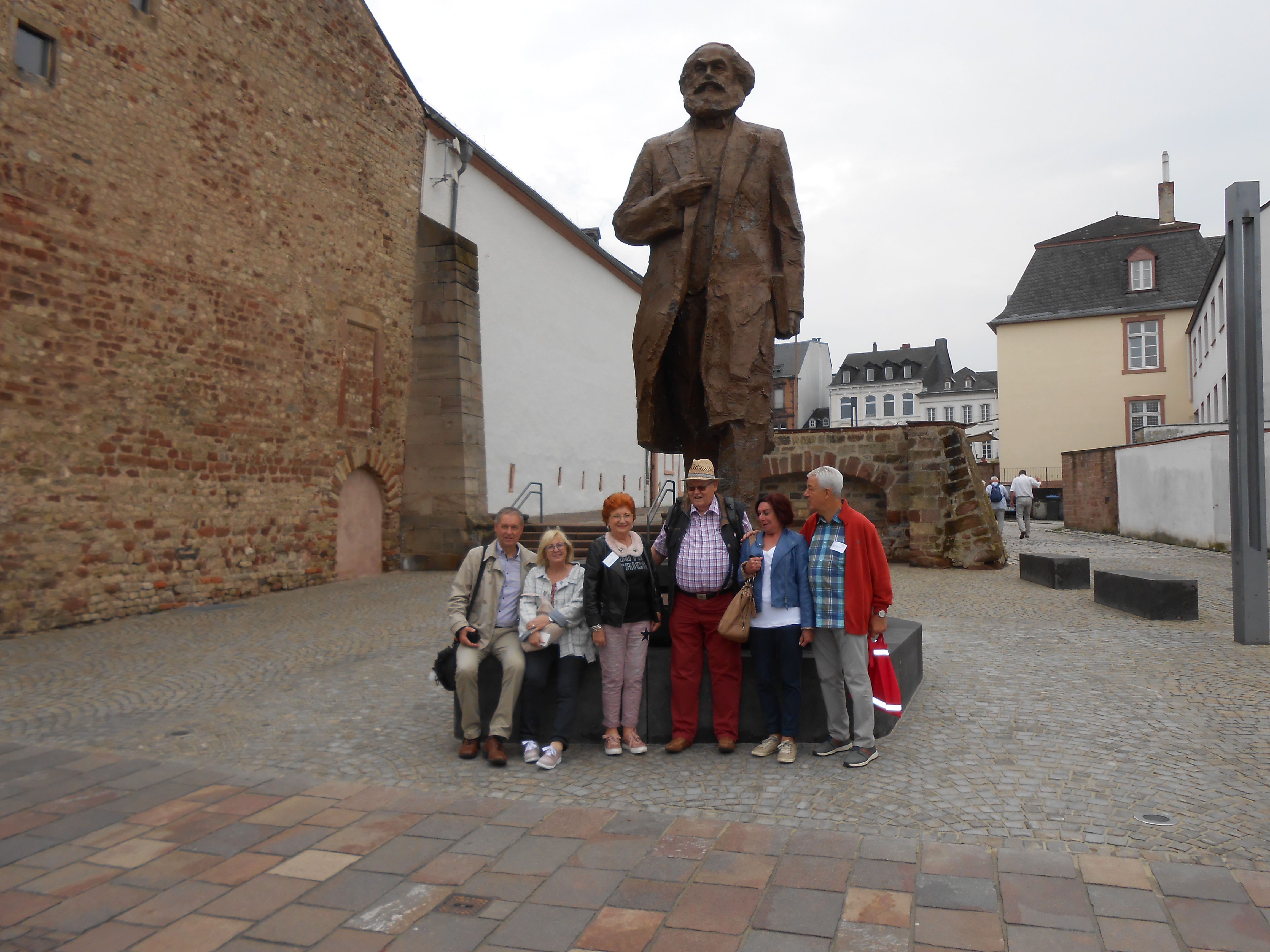 Gruppe des Seniorenbeirats bei der Stadtführung in Trier vor der Karl-Marx-Statue
