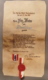 Die Ehrenbürgerurkunde von Fritz Walter, ausgestellt am 22. Dezember 1985 vom Rat der Stadt Kaiserslautern. 