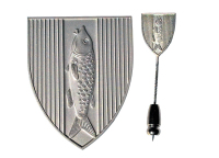 Die Stadtplakette aus Silber ist das Stadtwappen mit dem Hecht. Das Wappen ist auf einem ebenfalls silbernen, dünnen Schaft befestigt, welcher in einer kleinen Halterung mündet.