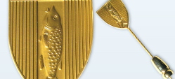 Die Stadtplakette aus Gold ist das Stadtwappen mit dem Hecht. Das Wappen ist auf einem ebenfalls goldenen, dünnen Schaft befestigt, welcher in einer kleinen Halterung mündet.