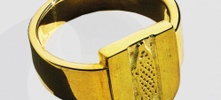 Der goldene Ehrenring mit dem Wappen Kaiserslauterns (Der Hecht auf einem Schild)