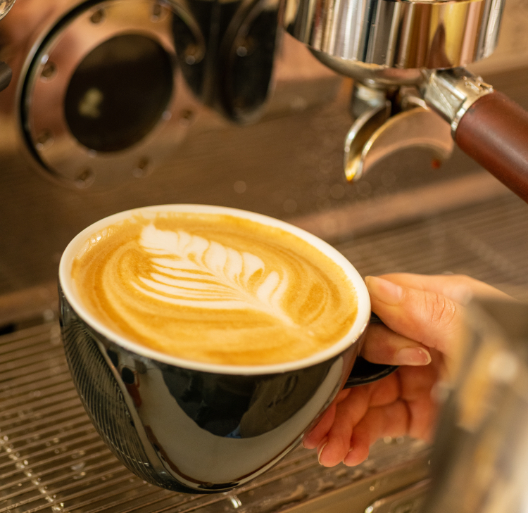 © Dominik Ketz, Lizenz CC-BY-SA Eine Tasse Kaffee, die frisch mit einer im HIntergrund stehenden Kaffeemaschine zubereitet wurde. © Dominik Ketz, Lizenz CC-BY-SA