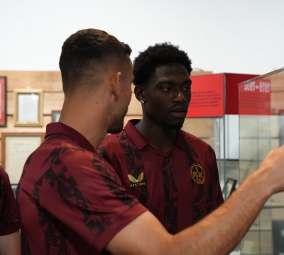 Die Mannschaft des 1. FCK beim Besuch im FCK Museum.