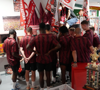 Die Mannschaft des 1. FCK beim Besuch im FCK Museum.