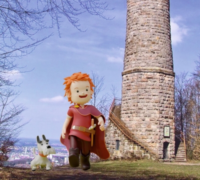 Klein Friedrich mit seinem Hund Ted vor dem Humbergturm.