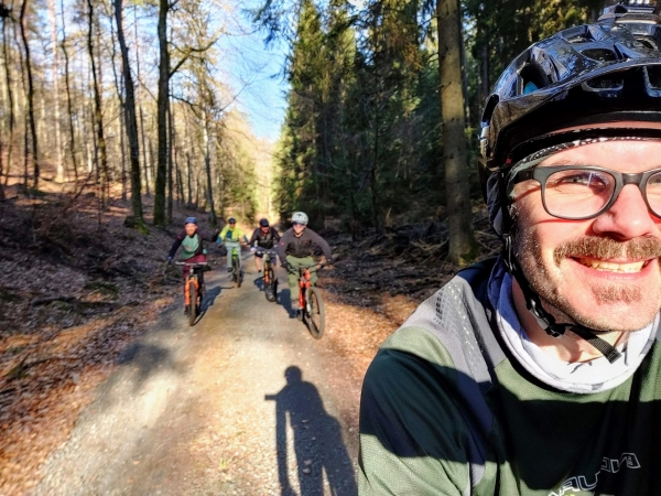Eine Gruppe Mountainbiker unterwegs im Pfälzerwald.