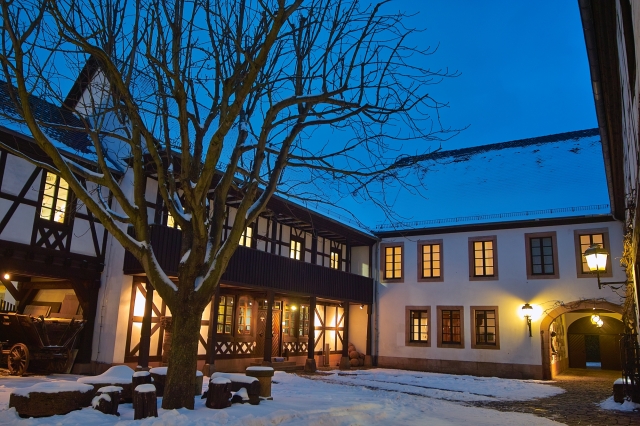 Der beleuchtete Innenhof des Stadtmuseums am Abend und schneebedeckt. © Stadt Kaiserslautern 	