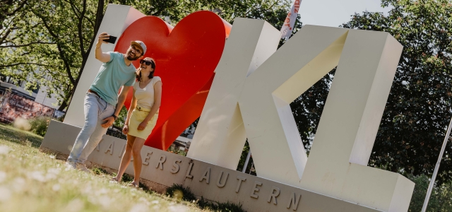 Ein Paar macht ein Selfie vor der 'I love KL' Skulptur.