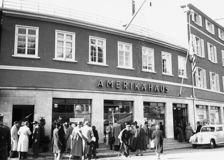 © Stadtarchiv Kaiserslautern Amerikahaus in Kaiserslautern in schwarz-weiß © Stadtarchiv Kaiserslautern