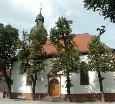 Außenaufnahme der kleinen Kirche