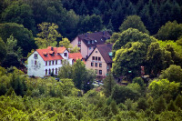 Der Bremerhof umgeben von dichtem Wald. Eine Oase im Grünen.