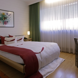 Das Doppelzimmer mit Doppelbett besitzt eine sehr angenehme Atmosphäre, sodass der Gast sich direkt wie zu Hause fühlt.