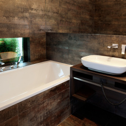 The bathroom, the brew tones with the crisp white porcelain is slightly accentuated, impresses with its noble simplicity.