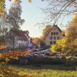 The large and well-attended parking lot before the Bremerhof.