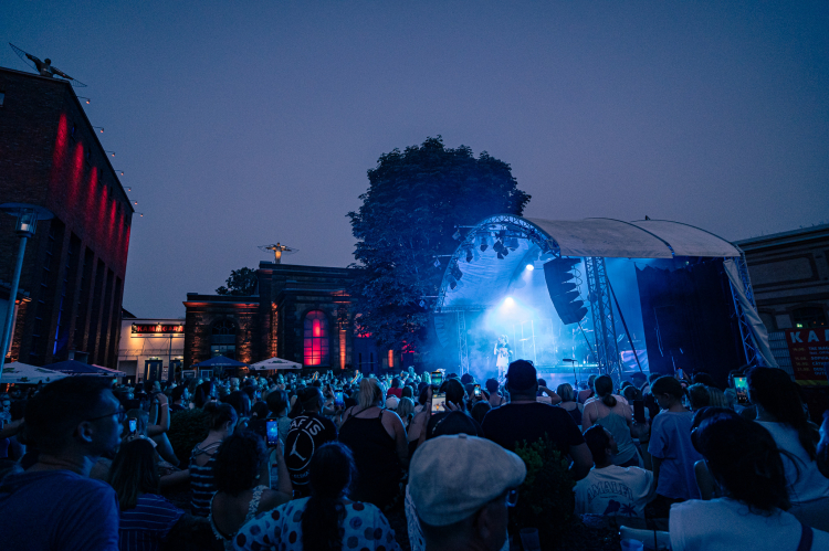 Außenbereich der Kammgarn bei Nacht mit einem Konzert. © André Gmür