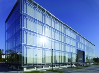 Das Business und Innovation Center von außen. Das Gebäude besteht zum größten Teil aus einer durchgehenden Glasfassade.