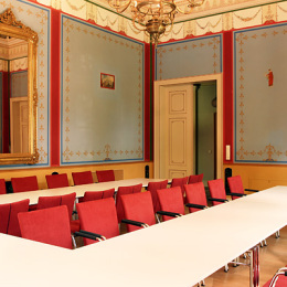 Der Rittersaal ist mit seinen bläulich-roten Wänden und den goldenen französischen Zweililien leicht mittelalterlich angehaucht.