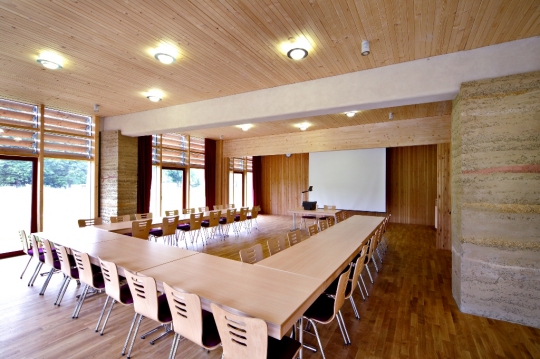 Der Konferenzraum ist geräumig und durch die großen Fenster kommt viel Sonnenlicht herein. Die Tische sind u-förmig angeordnet und eine Leinwand steht zur Verfügung. © Landesforsten Rheinland-Pfalz