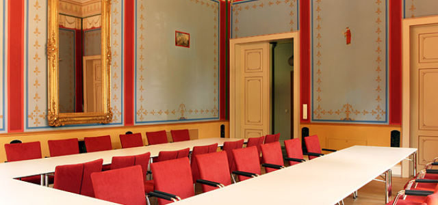 Der Rittersaal ist mit seinen bläulich-roten Wänden und den goldenen französischen Zweililien leicht mittelalterlich angehaucht.