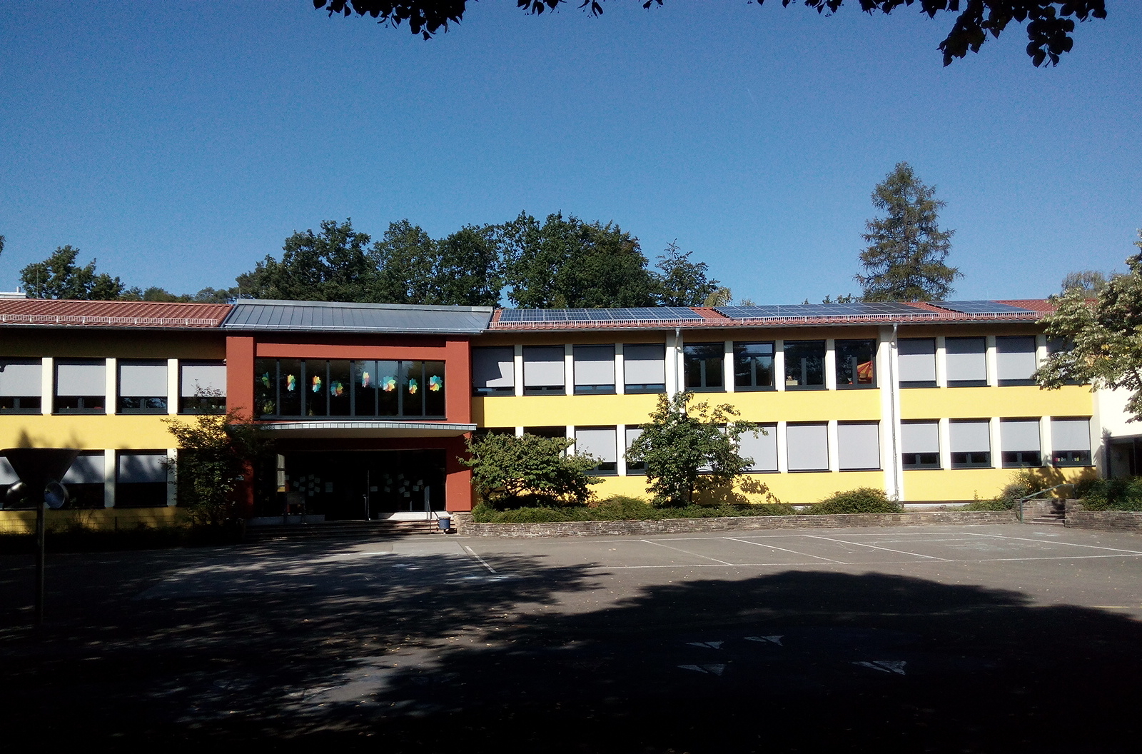 Gebäude Grundschule Stresemann mit PV-Modulen auf den Dachflächen