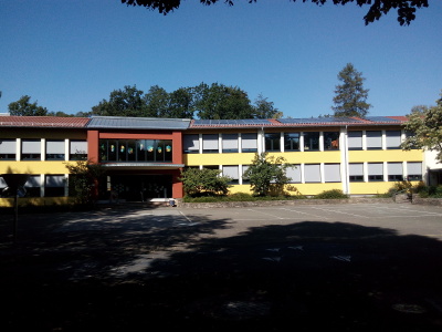 Gebäude Grundschule Stresemann mit PV-Modulen auf den Dachflächen