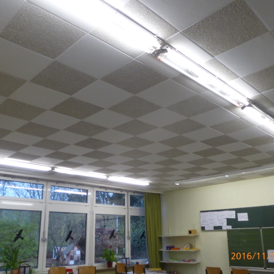 Beleuchtung im Klassenraum vor der Umrüstung